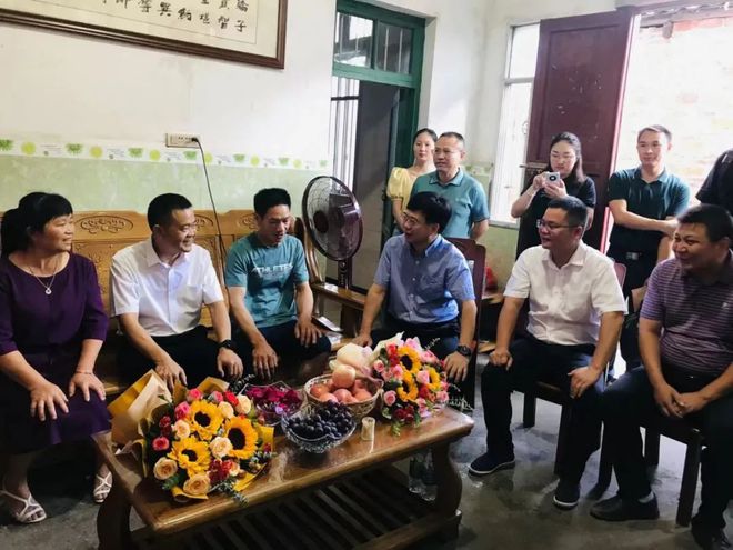 举重冠军家境_举重冠军家境贫寒_举重冠军父母