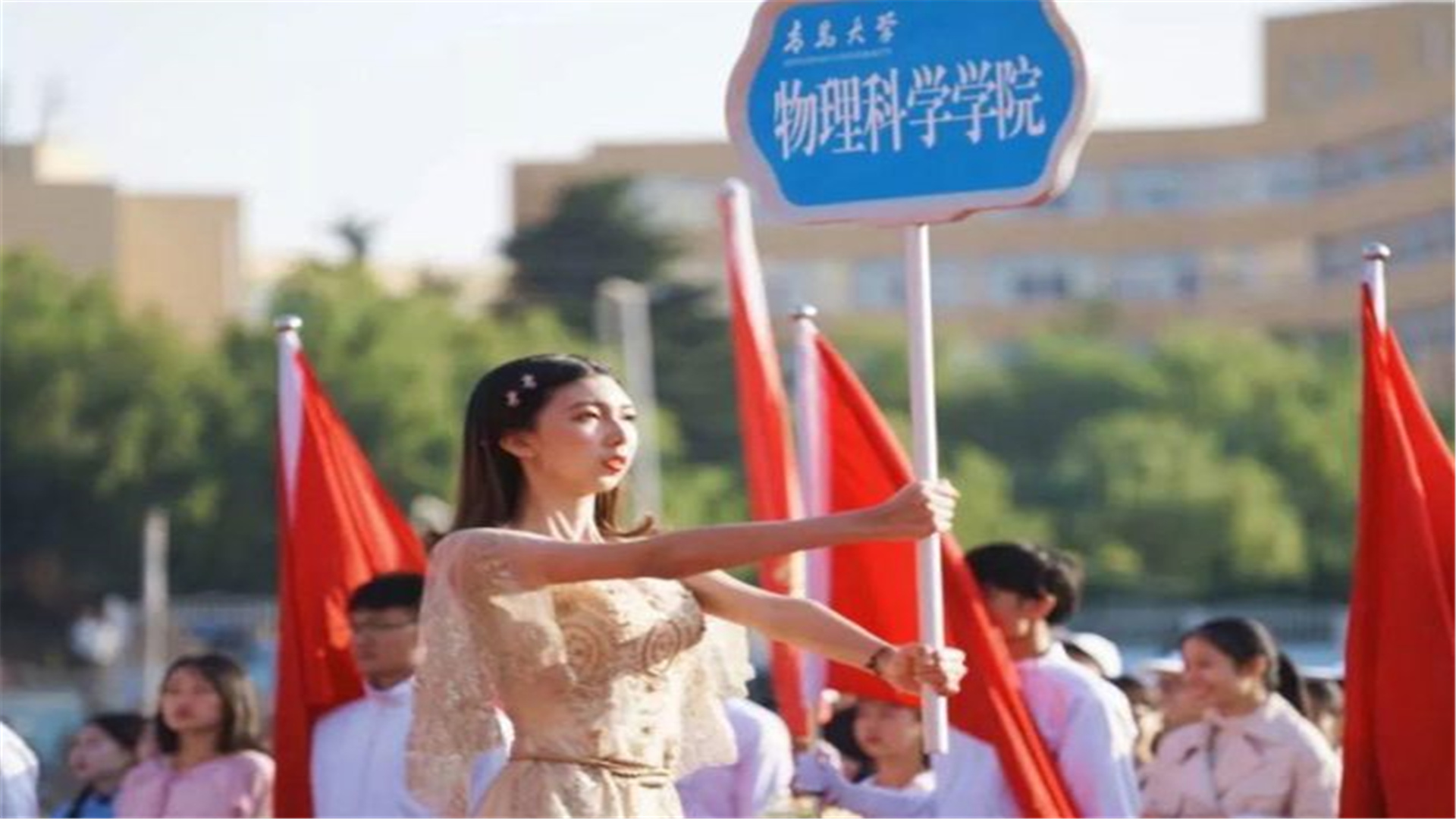 高中生运动会举牌穿什么衣服_高中运动会举牌女孩_高中女子运动会