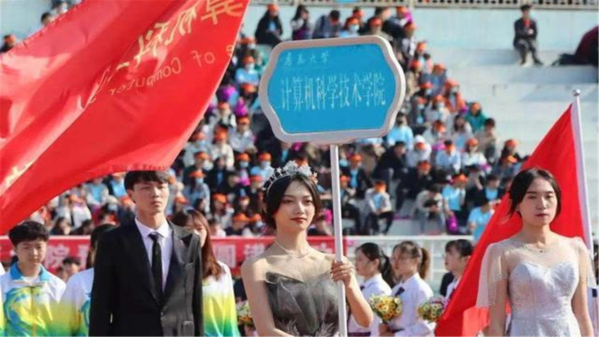 高中运动会举牌女孩_高中女子运动会_高中生运动会举牌穿什么衣服
