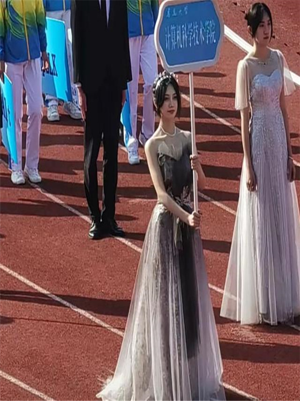 高中运动会举牌女孩_高中生运动会举牌穿什么衣服_高中女子运动会
