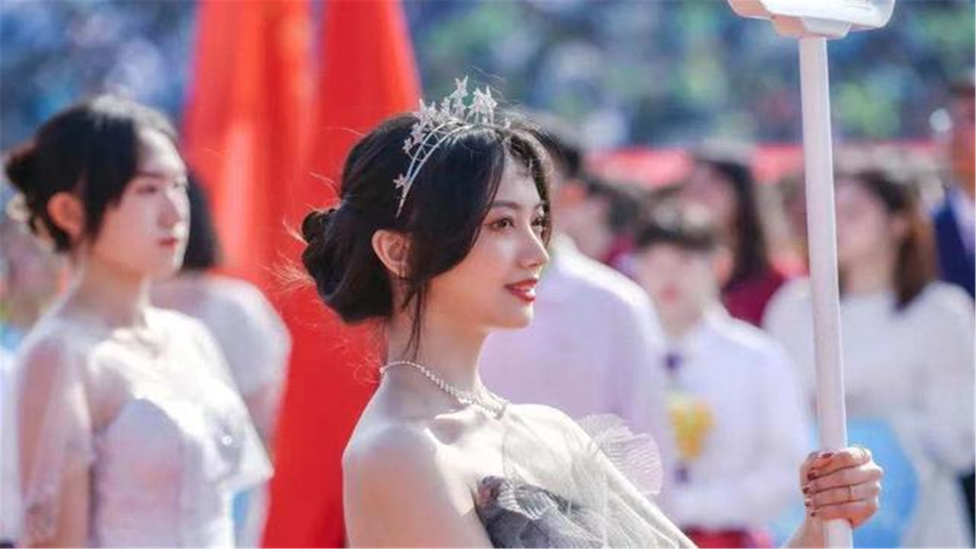 高中生运动会举牌穿什么衣服_高中女子运动会_高中运动会举牌女孩