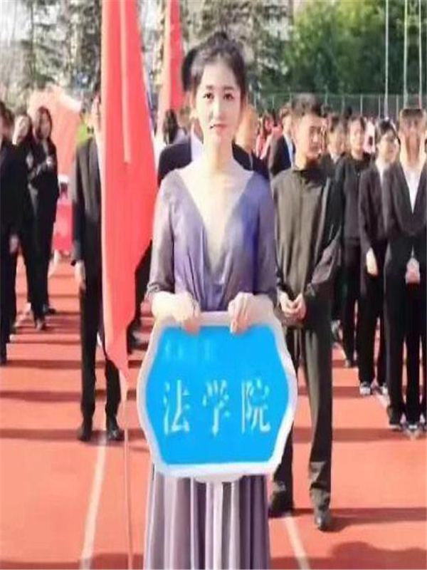 高中生运动会举牌穿什么衣服_高中运动会举牌女孩_高中女子运动会