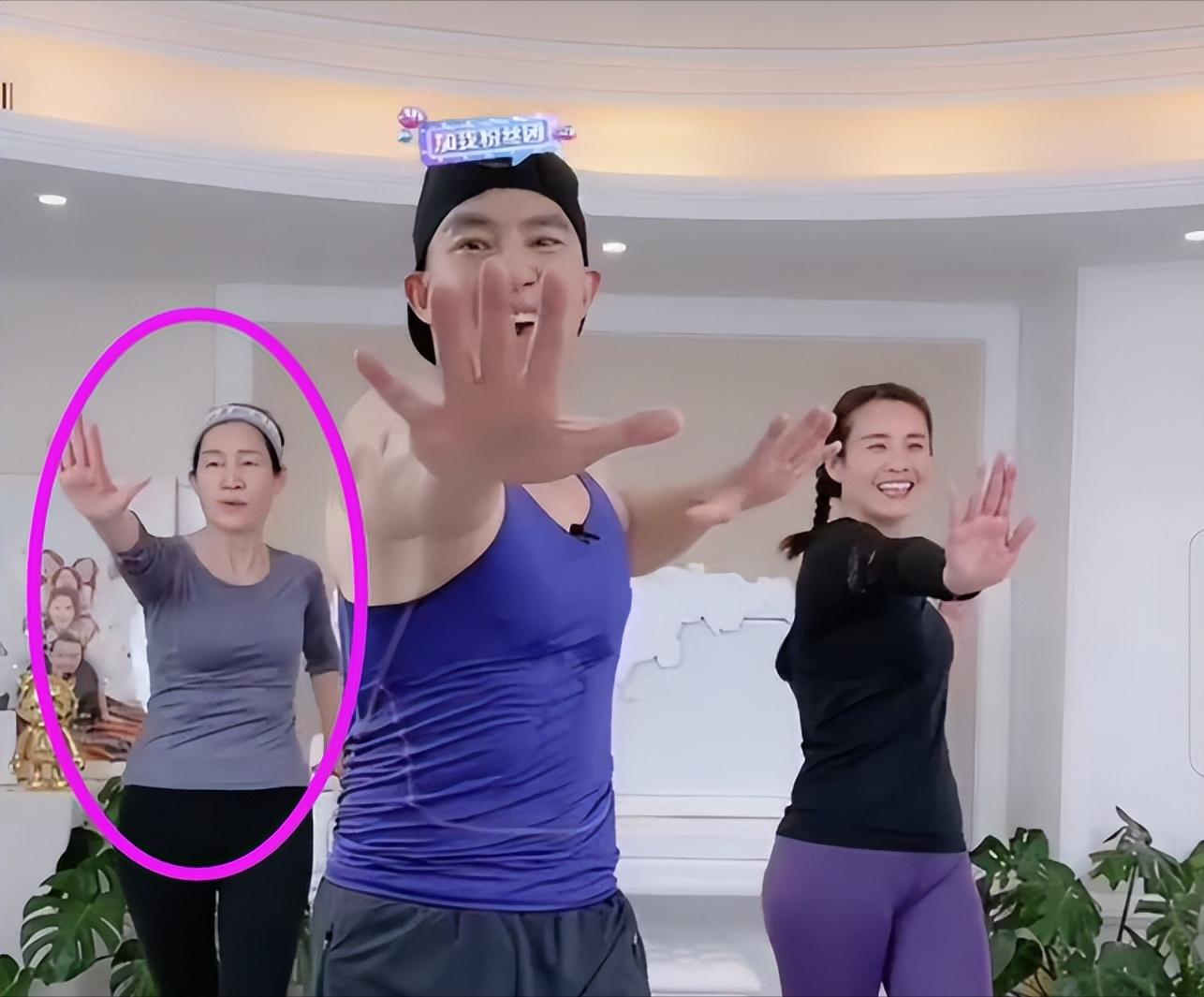 操直播健身明星女的叫什么_直播健身操视频_健身操女明星直播