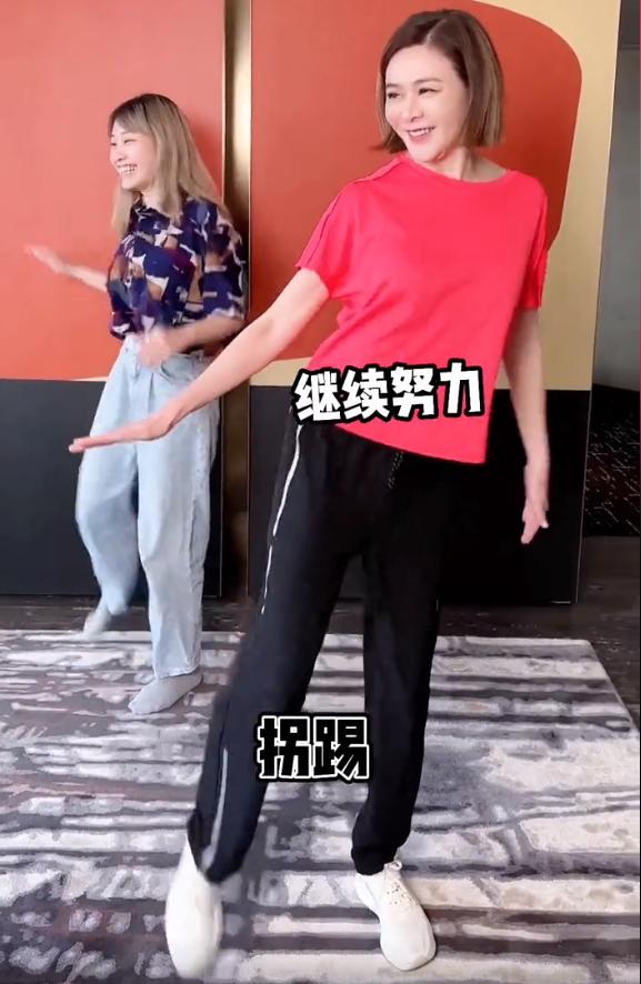 操直播健身明星女的叫什么_直播健身操视频_健身操女明星直播