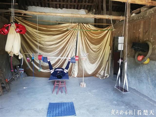 健身房运动器材自制_室内自制健身器材_自制健身器材健身视频