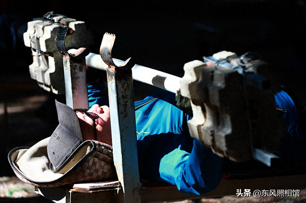 废品做强身器材，造出森林健身房、吸引运动爱好者