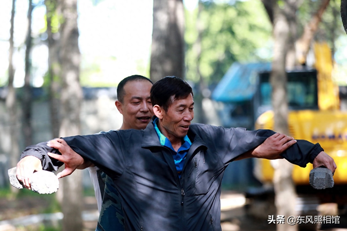 废品做强身器材，造出森林健身房、吸引运动爱好者
