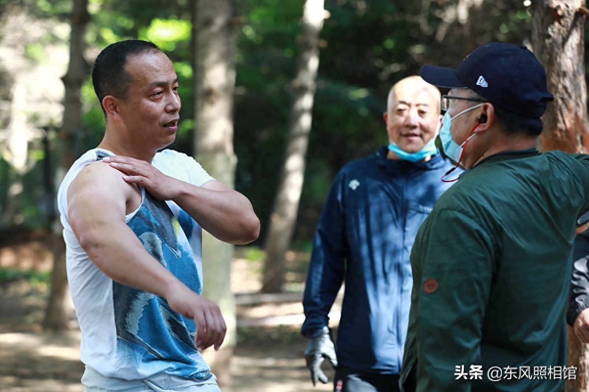 废品做强身器材，造出森林健身房、吸引运动爱好者