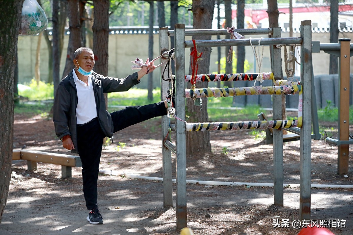 废品做强身器材，造出森林健身房、吸引运动爱好者