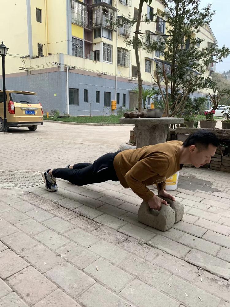 器材自制房健身运动方案_自制健身器材健身视频_健身房运动器材自制