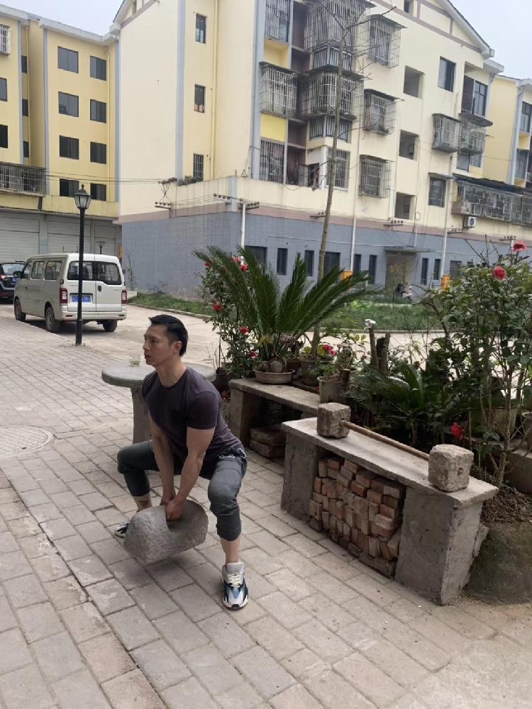 器材自制房健身运动方案_健身房运动器材自制_自制健身器材健身视频