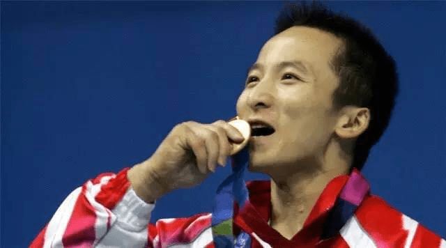 石智勇奥运举重回放_举重冠军石智勇亚运会_举重亚锦赛石智勇