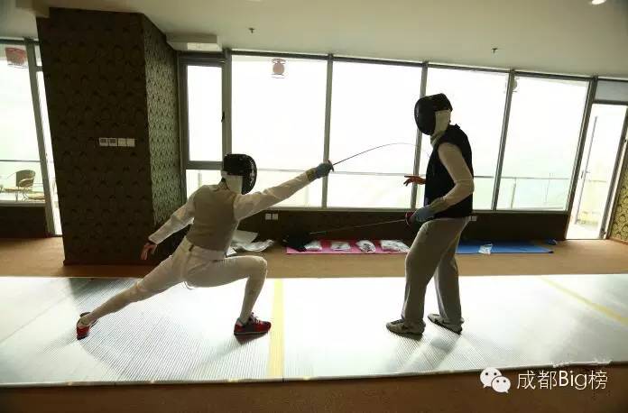 女生击剑的好处_技巧女生击剑防身有什么用_女生击剑防身技巧有哪些