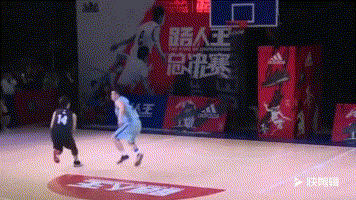 篮球争抢球时走步_篮球的抢球动作_篮球规则抢球走步