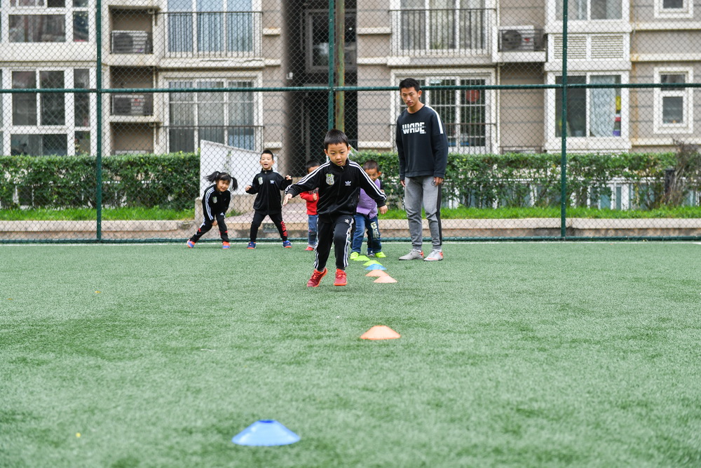足球运动员孩子_孩子足球拿了冠军怎么发朋友圈_小孩子足球第一却拿不到冠军