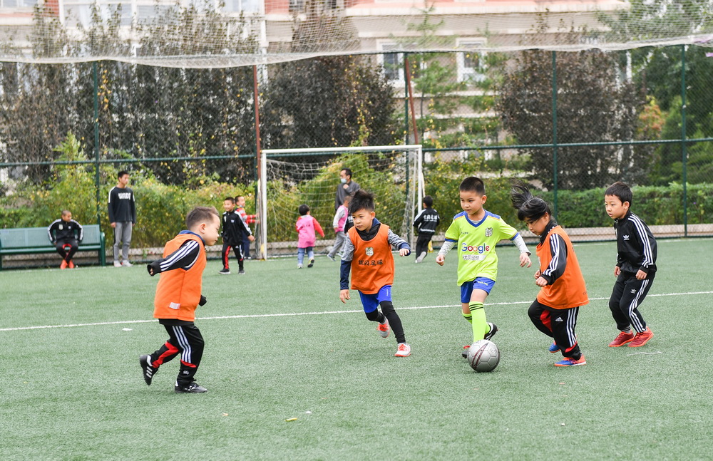 足球运动员孩子_孩子足球拿了冠军怎么发朋友圈_小孩子足球第一却拿不到冠军