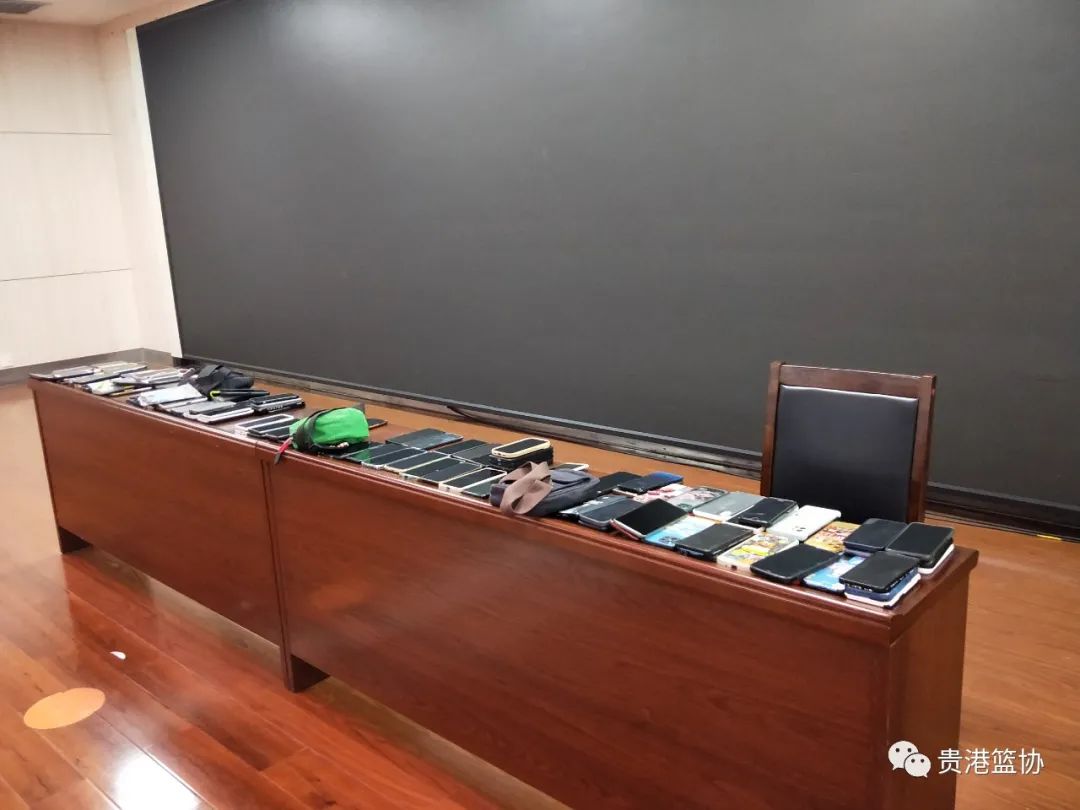 三对三篮球赛规则手势_蓝球比赛手势_最新篮球比赛规则手势大全