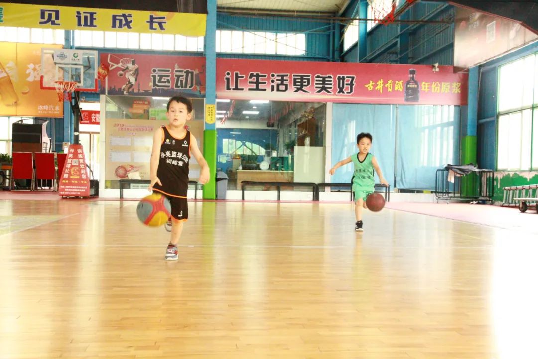 教小朋友篮球技巧的好处_篮球锻炼小朋友的什么能力_篮球教学小朋友