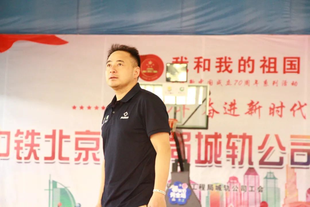 教小朋友篮球技巧的好处_篮球锻炼小朋友的什么能力_篮球教学小朋友