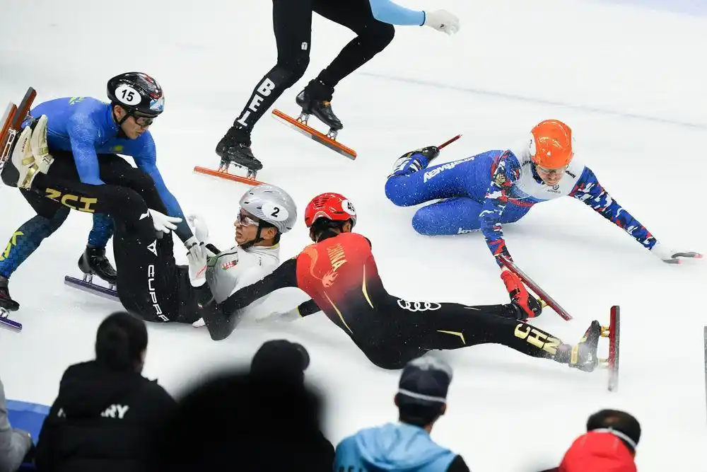 短道速滑比赛碰撞规则解析：合理超越与犯规动作如何判定？